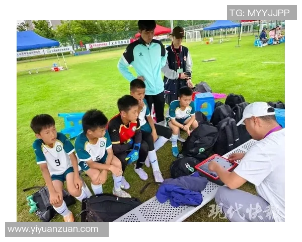小龙足球明星的真实身份揭秘与成就分析